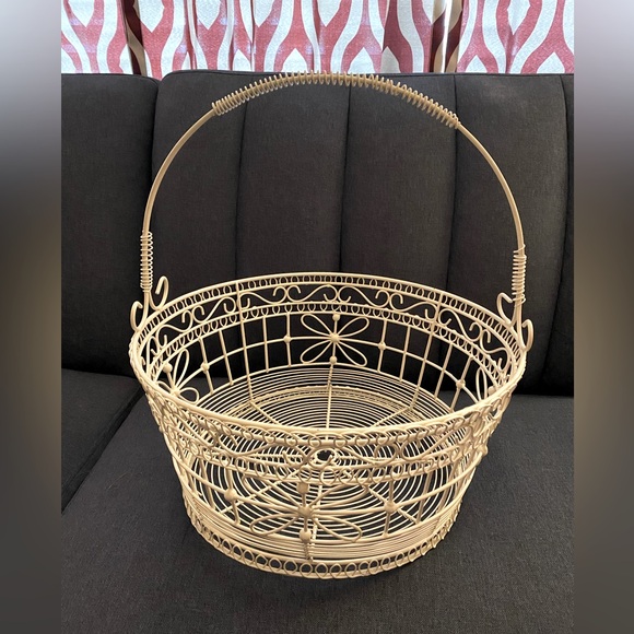 Gorgeous large white metal wire spring/ Easter basket (shlv) - Picture 1 of 6